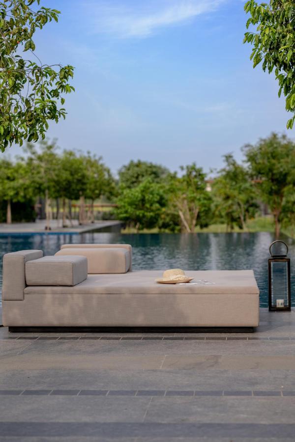 Mysa Zinc Journey By The Fern, Nani Devati Hotel Sānand Exterior foto