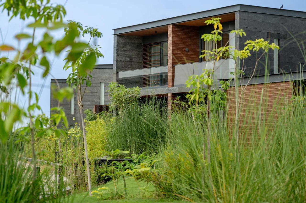 Mysa Zinc Journey By The Fern, Nani Devati Hotel Sānand Exterior foto