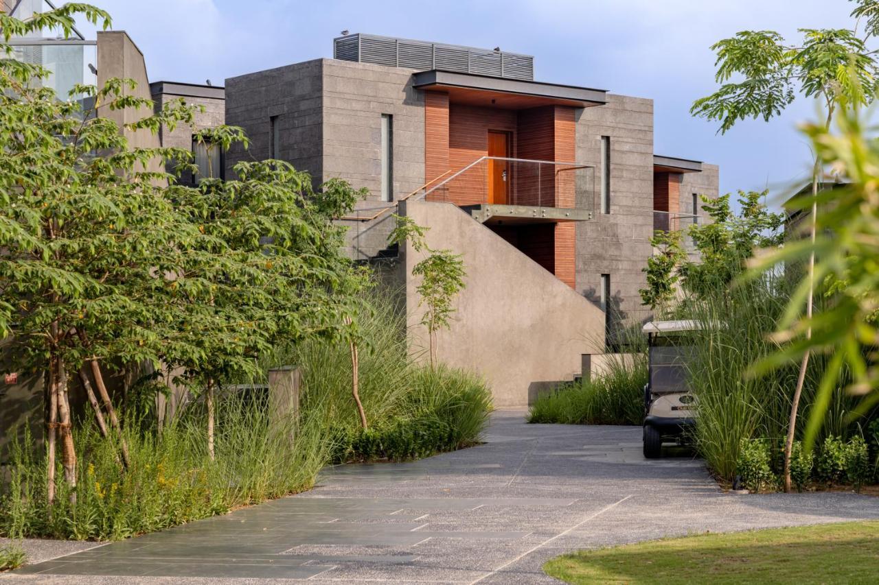 Mysa Zinc Journey By The Fern, Nani Devati Hotel Sānand Exterior foto