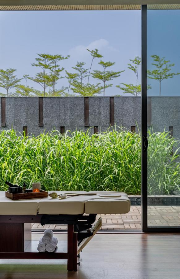 Mysa Zinc Journey By The Fern, Nani Devati Hotel Sānand Exterior foto