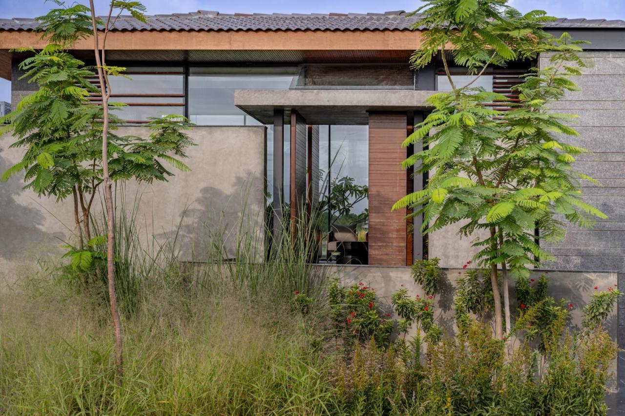 Mysa Zinc Journey By The Fern, Nani Devati Hotel Sānand Exterior foto