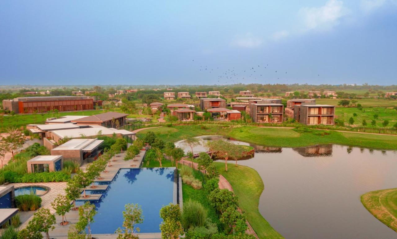 Mysa Zinc Journey By The Fern, Nani Devati Hotel Sānand Exterior foto